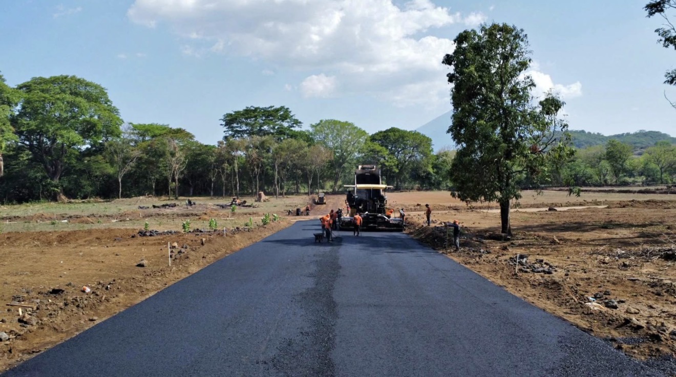Calle asfaltada en desarrollo